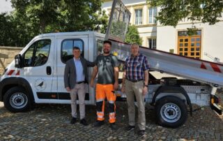 Erster Bürgermeister Dr. Volker Karb vor neuem Einsatzfahrzeug zusammen mit Bauhofleiter Philipp Kutzenberger und Kämmerer Thomas Dellermann
