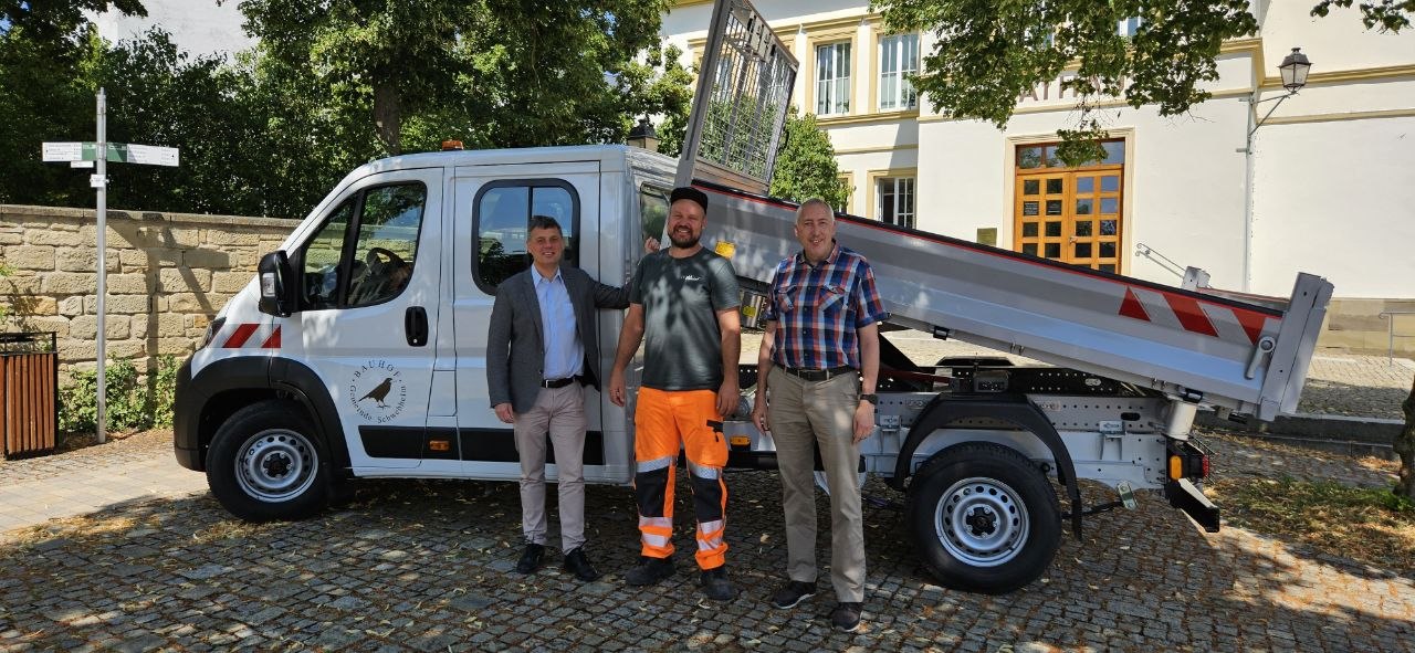 Erster Bürgermeister Dr. Volker Karb vor neuem Einsatzfahrzeug zusammen mit Bauhofleiter Philipp Kutzenberger und Kämmerer Thomas Dellermann